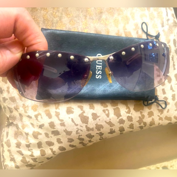 STUNNING GUESS SUNGLASSES WITH FULL STUDS OUTLINE. VERY STYLISH AND ELEGANT!! - Picture 2 of 8